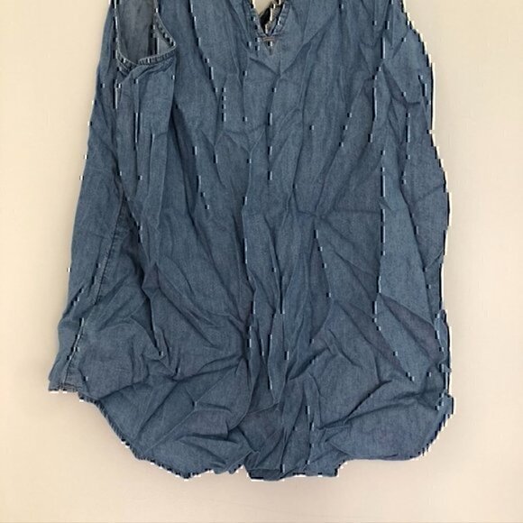OLD NAVY Chambray V-Neck Tank Top Light Wash Denim Cutout Cotton Blouse Medium M - Picture 11 of 11